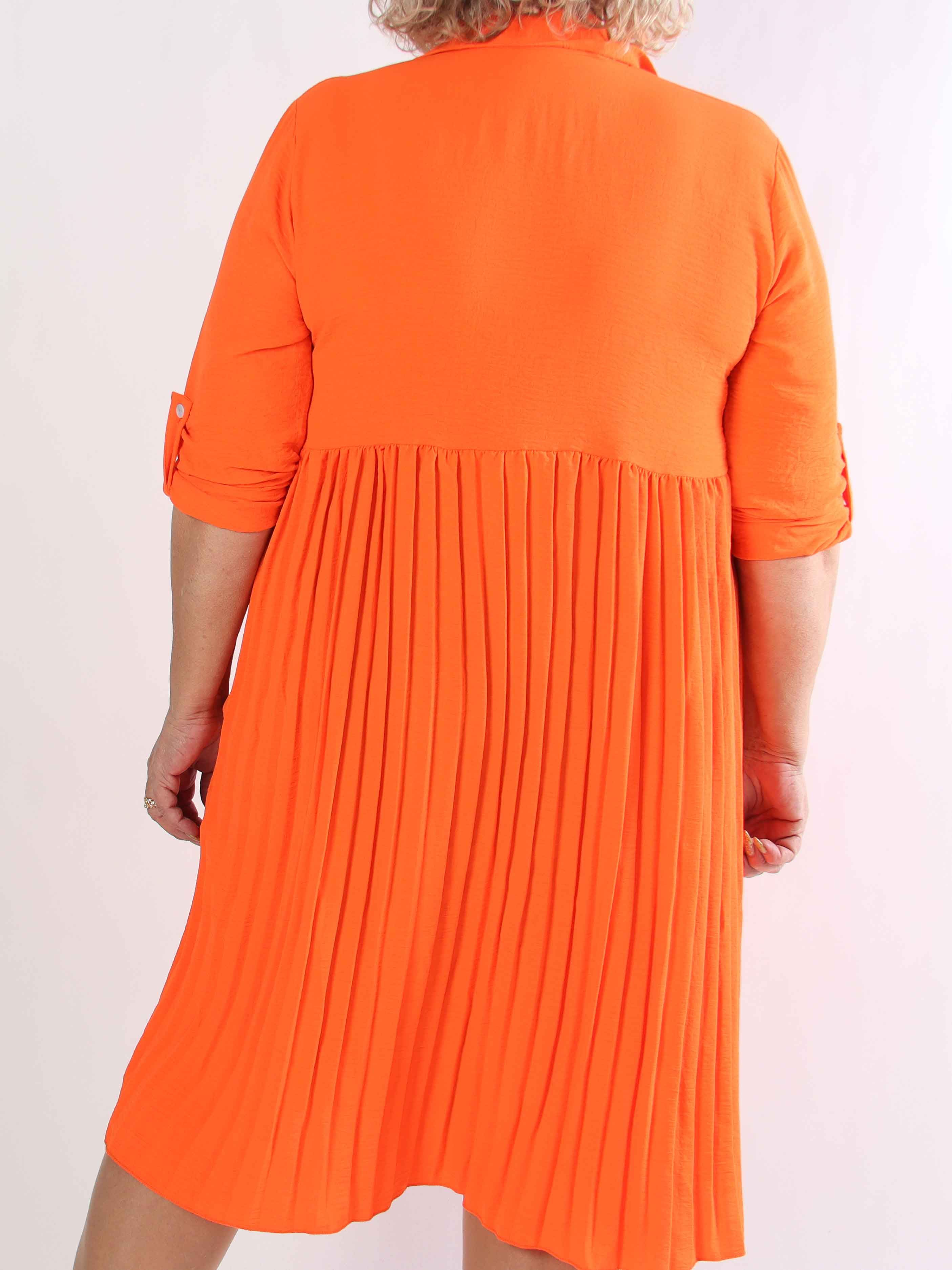 Betsy - Plus size skjortekjole i blød viskose med plisseret skørt